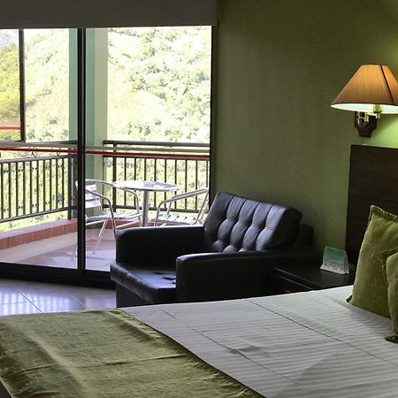Casa Morales Hotel Internacional Y Centro De Convenciones اباغويه المظهر الخارجي الصورة A room at the hotel
