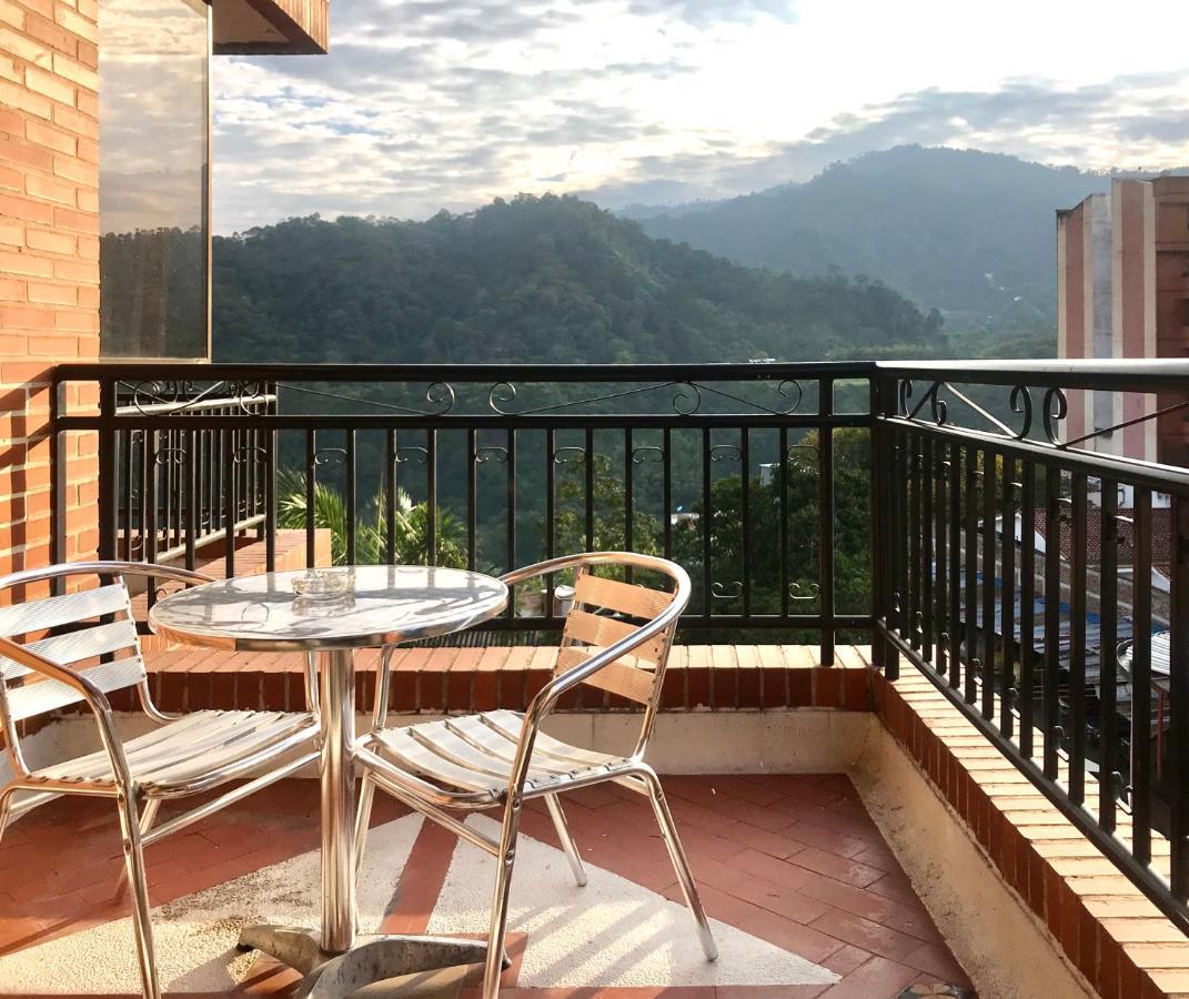 Casa Morales Hotel Internacional Y Centro De Convenciones اباغويه المظهر الخارجي الصورة A balcony in Bogotá, Colombia