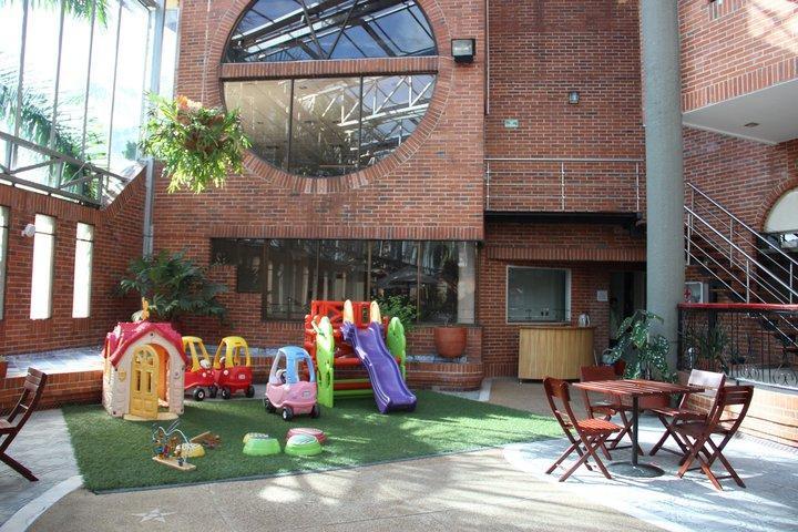 Casa Morales Hotel Internacional Y Centro De Convenciones اباغويه المظهر الخارجي الصورة The courtyard of the school