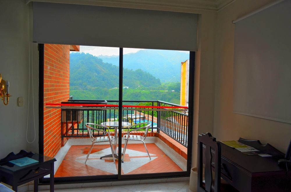 Casa Morales Hotel Internacional Y Centro De Convenciones اباغويه المظهر الخارجي الصورة A view of the mountains from a hotel in Baños