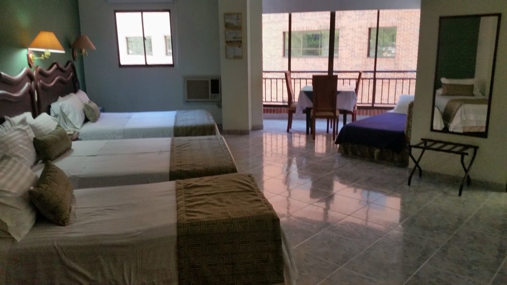 Casa Morales Hotel Internacional Y Centro De Convenciones اباغويه المظهر الخارجي الصورة A room at the hotel