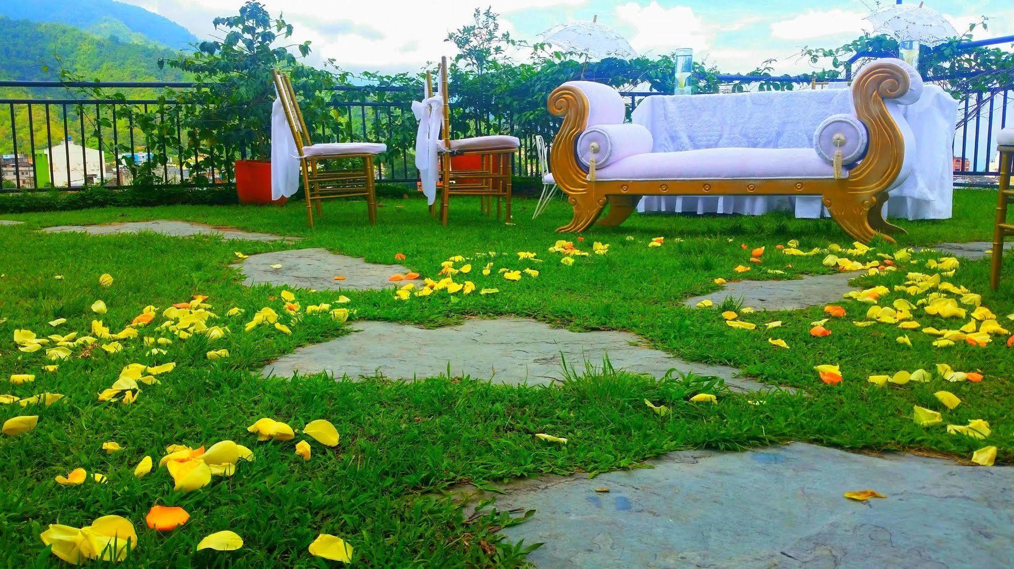 Casa Morales Hotel Internacional Y Centro De Convenciones اباغويه المظهر الخارجي الصورة The lawn at the hotel