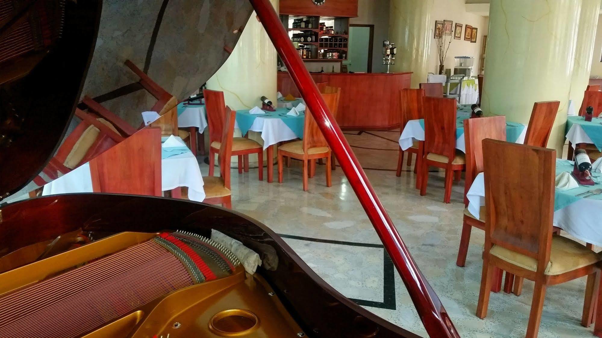 Casa Morales Hotel Internacional Y Centro De Convenciones اباغويه المظهر الخارجي الصورة Restaurant in the hotel