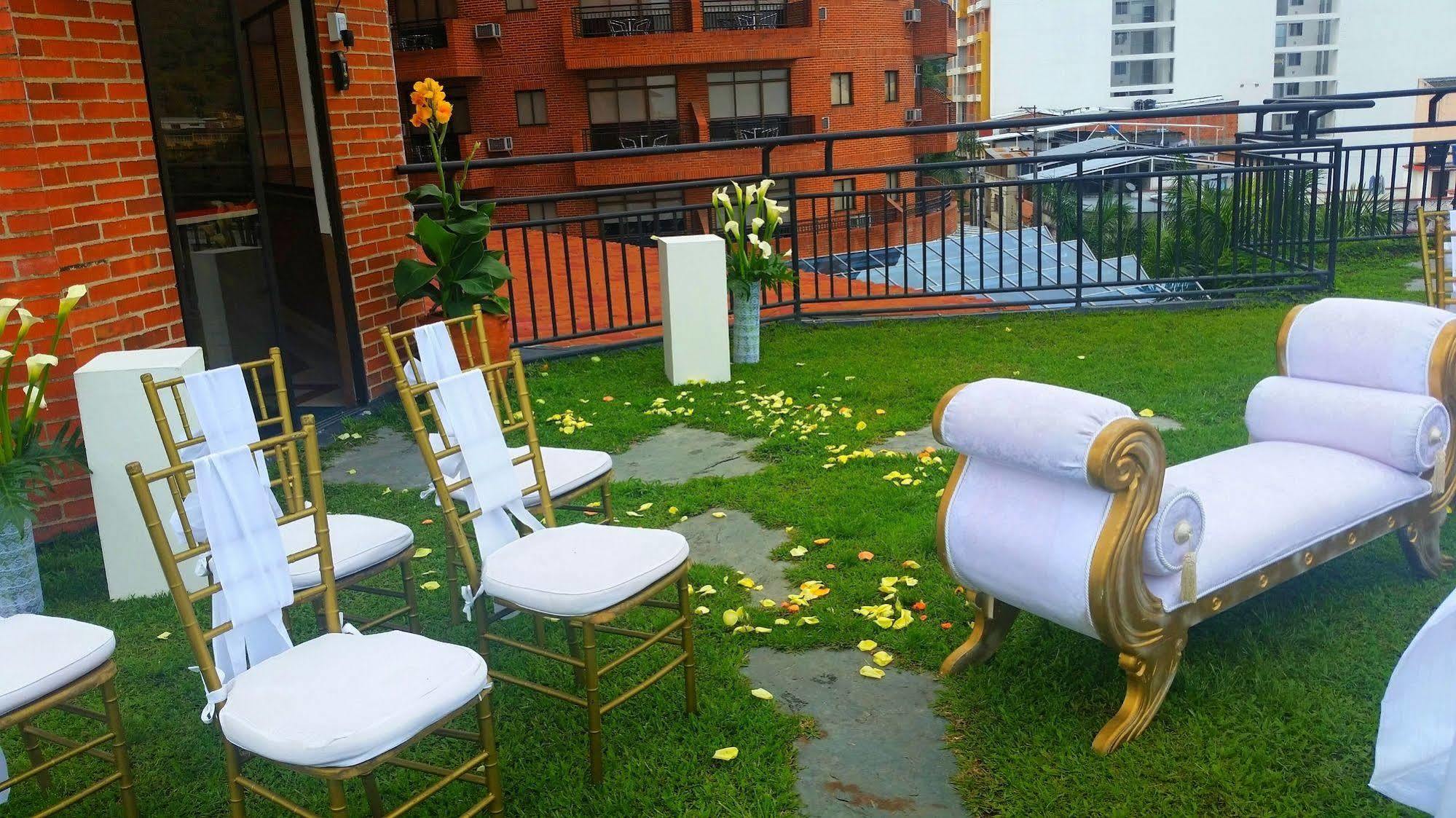 Casa Morales Hotel Internacional Y Centro De Convenciones اباغويه المظهر الخارجي الصورة A wedding ceremony at the rooftop of the hotel